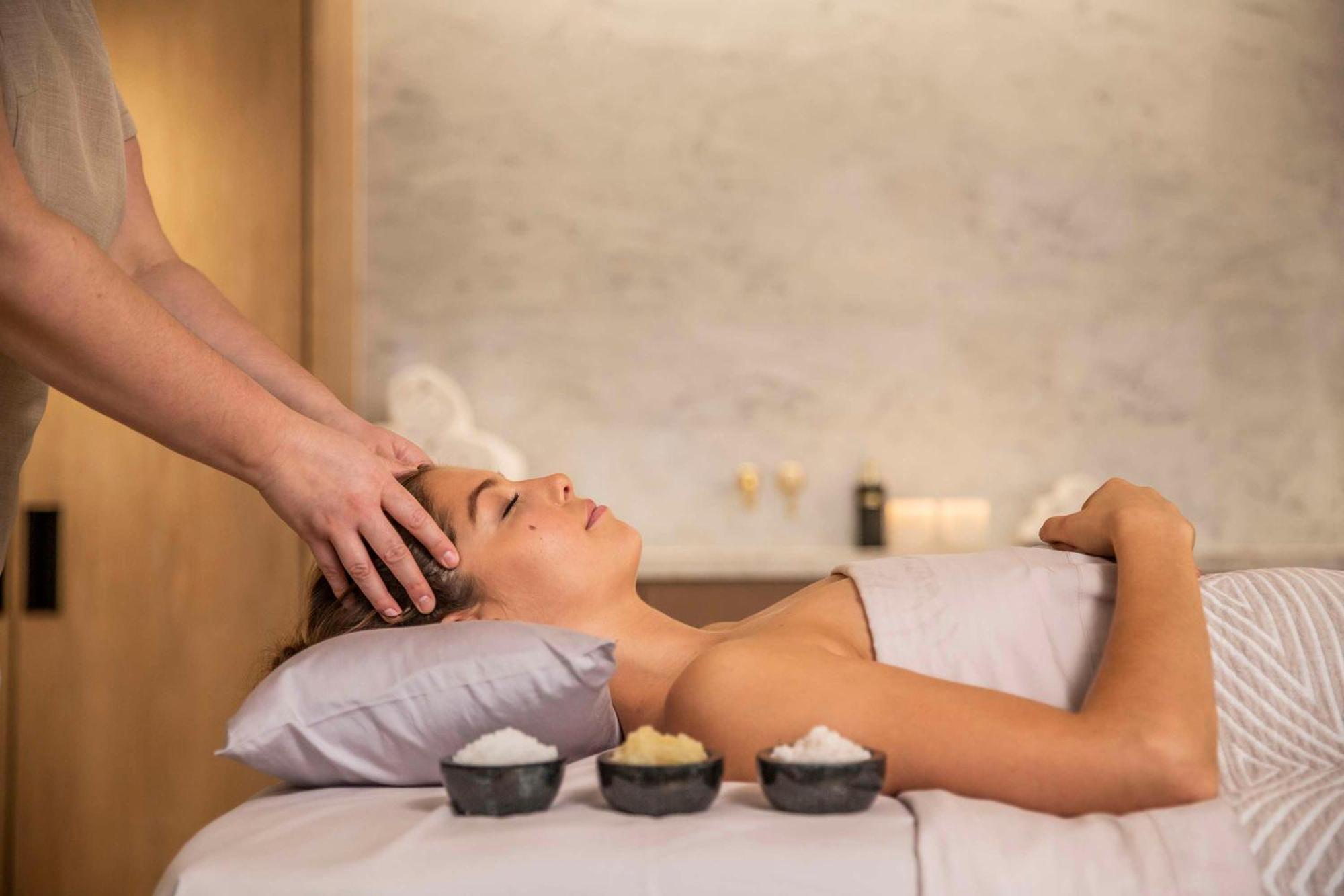 Hotel Park Hyatt Auckland Esterno foto A woman receiving a hot stone massage
