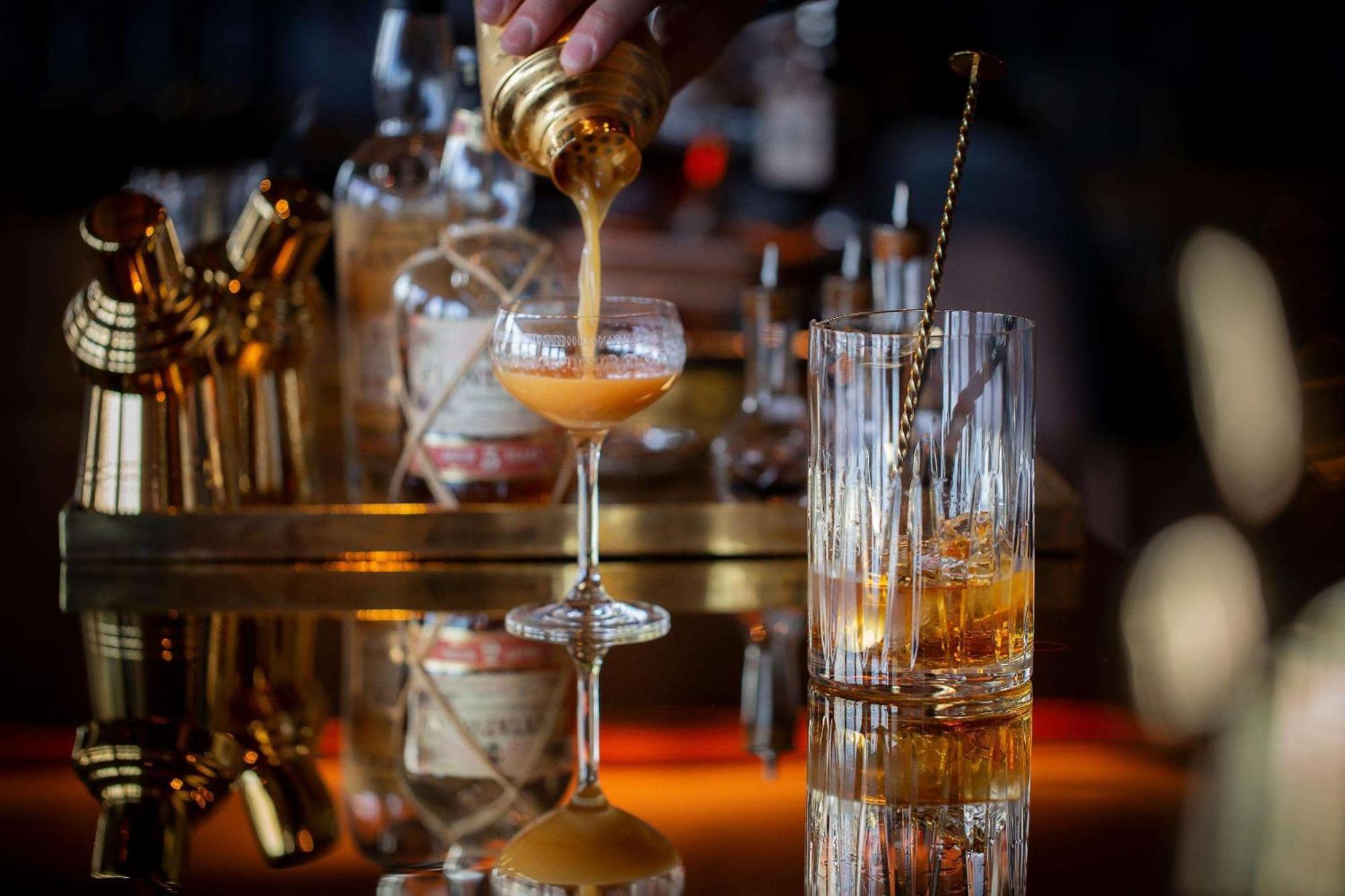 Hotel Park Hyatt Auckland Esterno foto A bartender preparing a cocktail