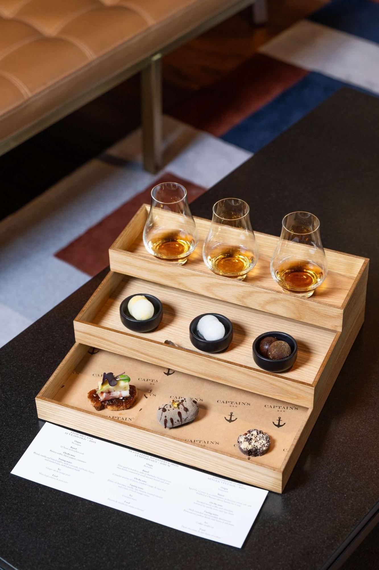 Hotel Park Hyatt Auckland Esterno foto A tasting tray for rum